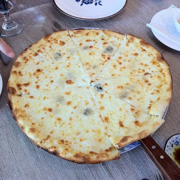 pizza con gorgonzola e brie