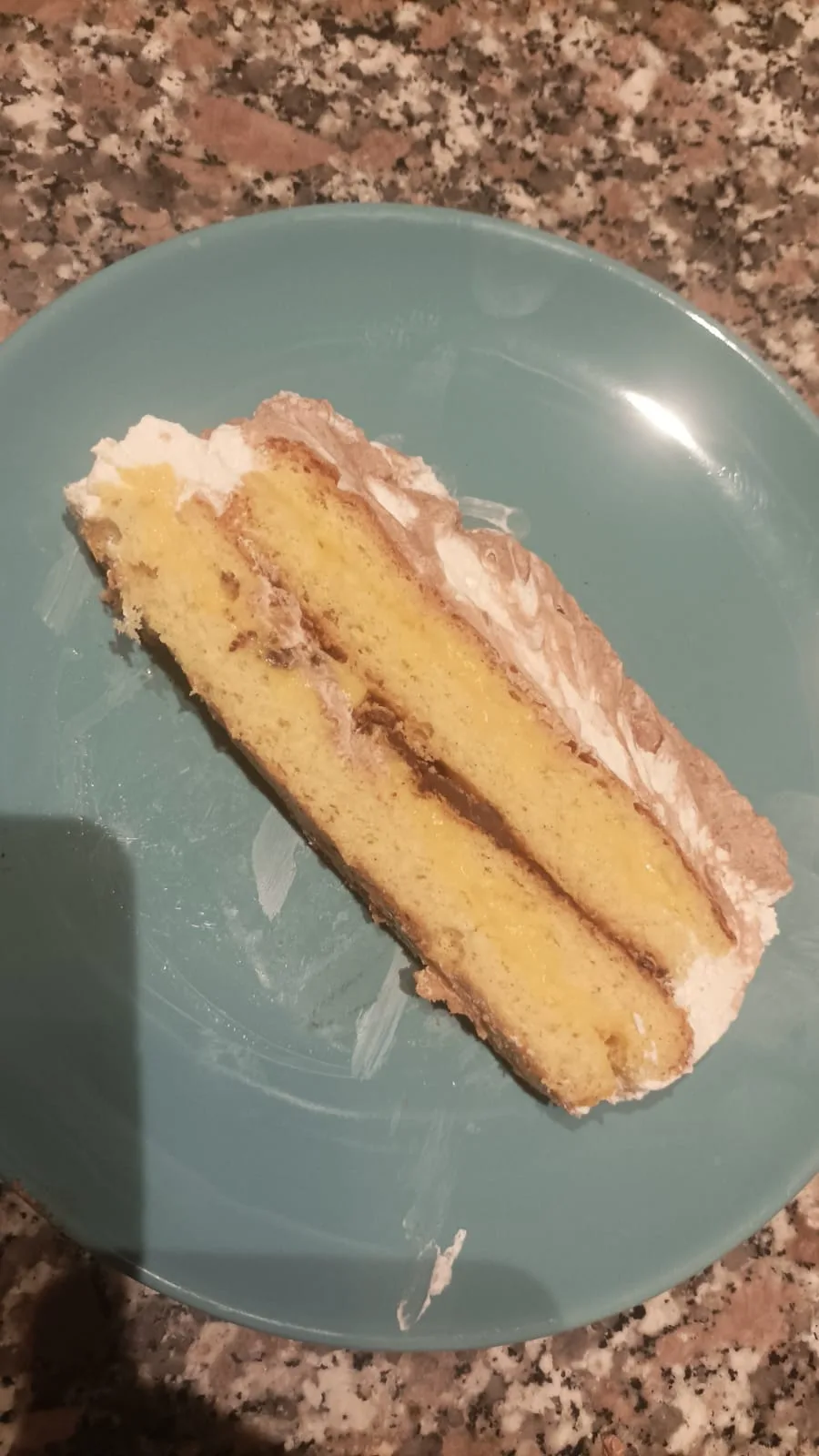Torta  pan di Spagna alla crema pasticciera e cioccolato.