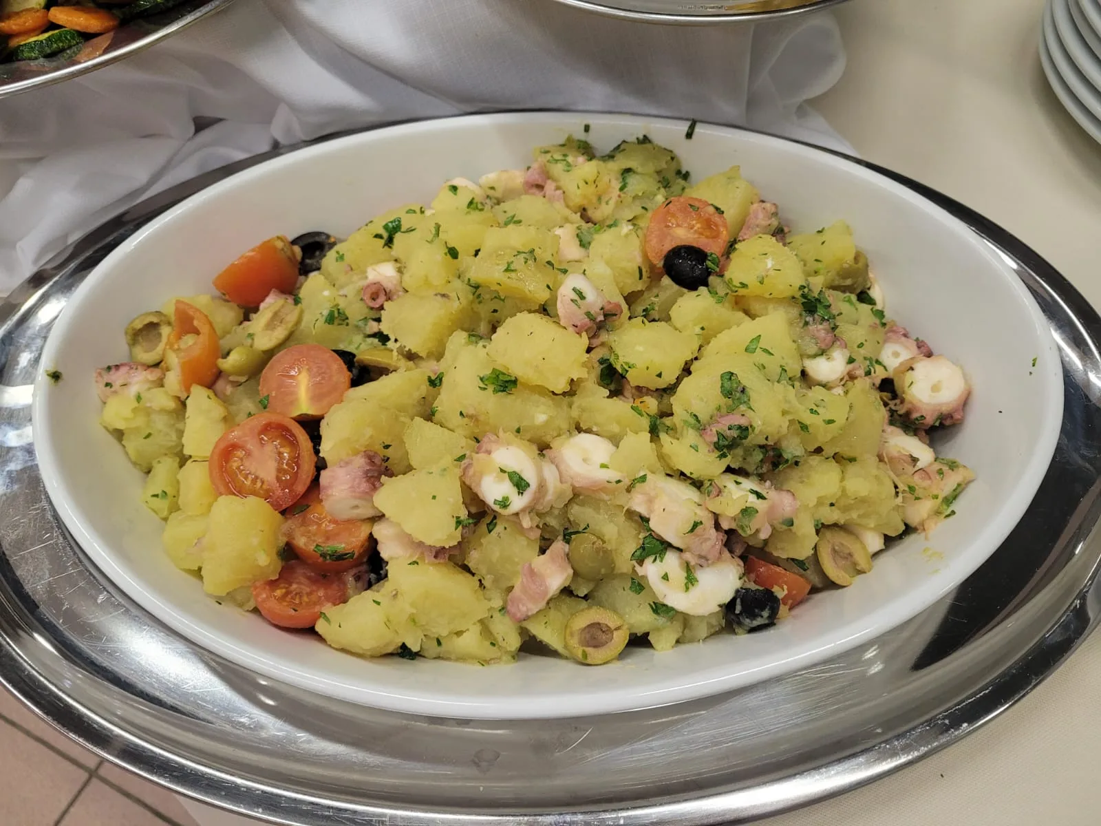 Insalata di polpo con patate, pomodorini e olive