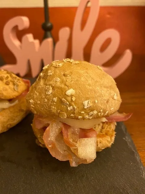 Panini con pancetta croccante gorgonzola e pera
