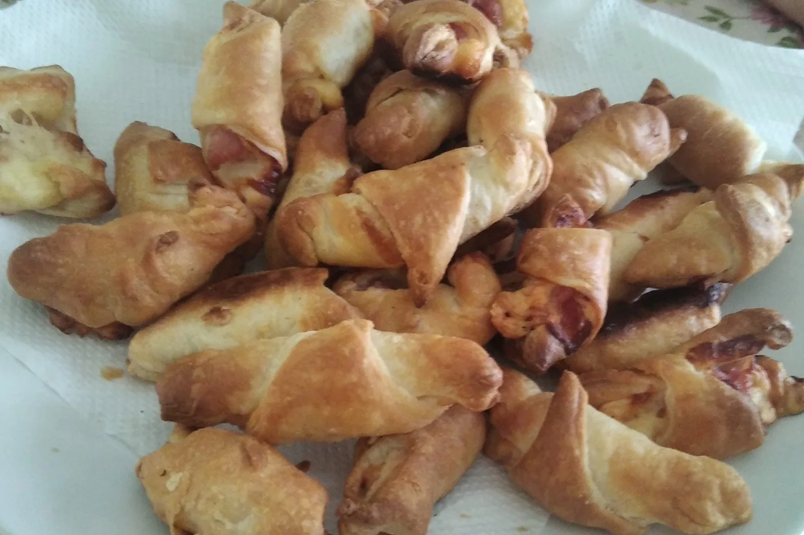 Cornettini di sfoglia con speck e scamorza
