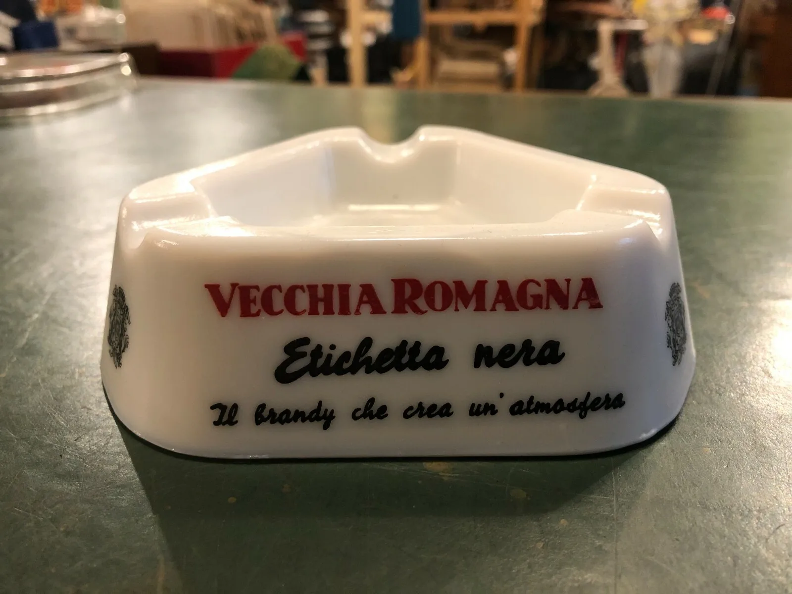 I gadget del ricordo: le aziende che hanno arredato i negozi italiani